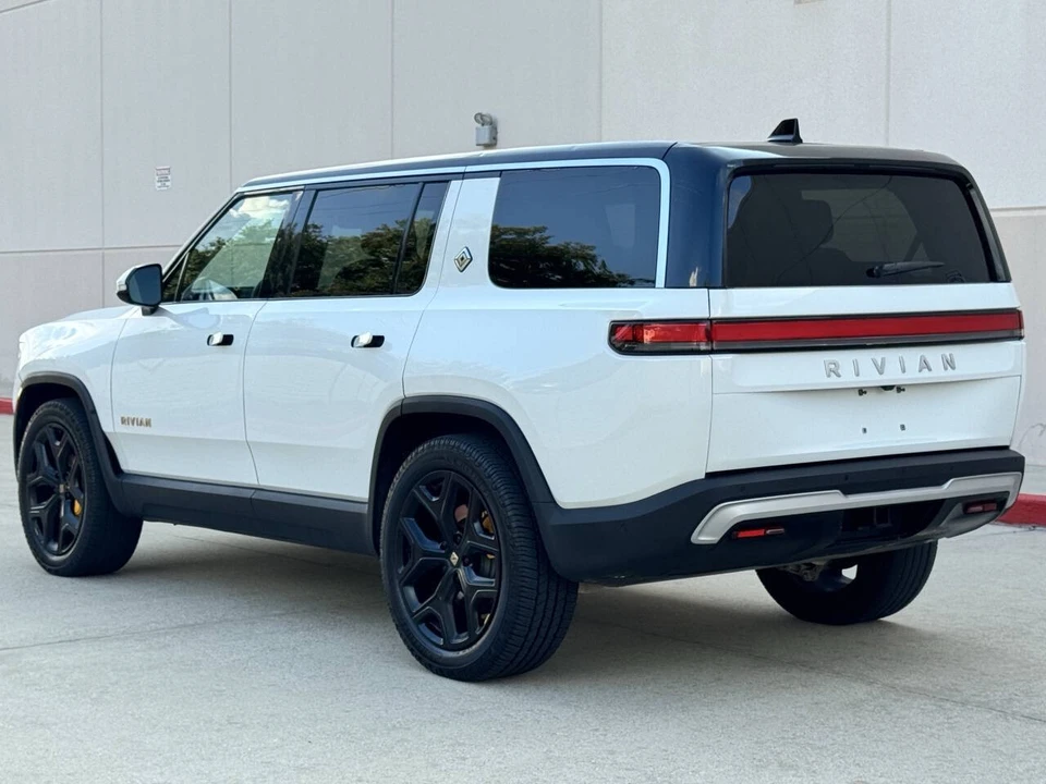 2022 Rivian R1S - Image 5 of 12