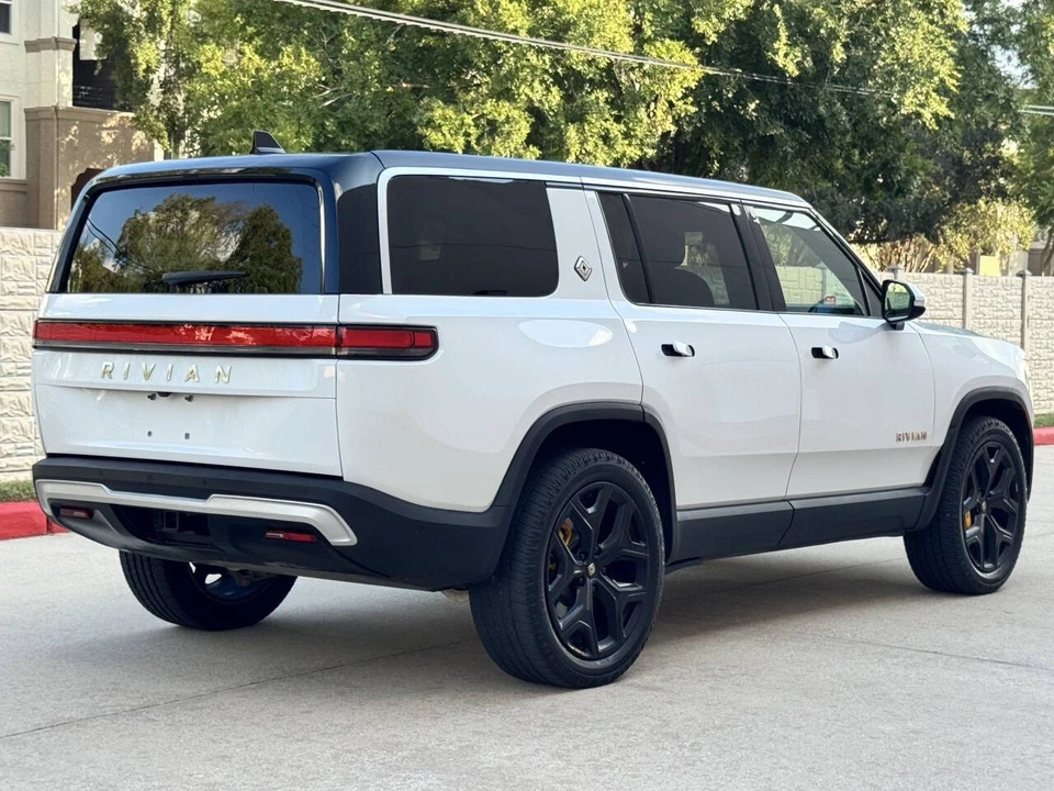 2022 Rivian R1S - Image 7 of 12