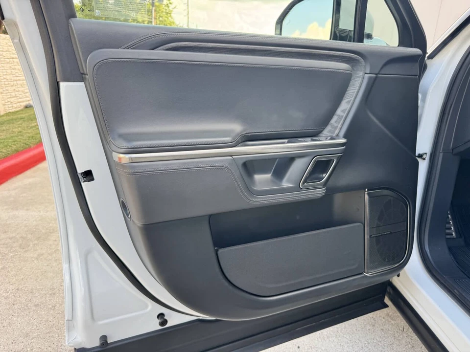 2022 Rivian R1S - Image 10 of 12
