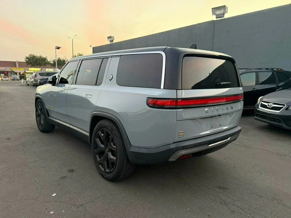2022 Rivian R1S - Image 5 of 21