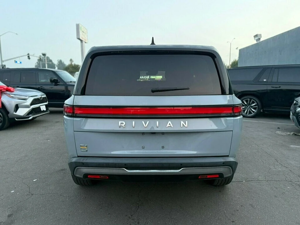 2022 Rivian R1S - Image 4 of 21