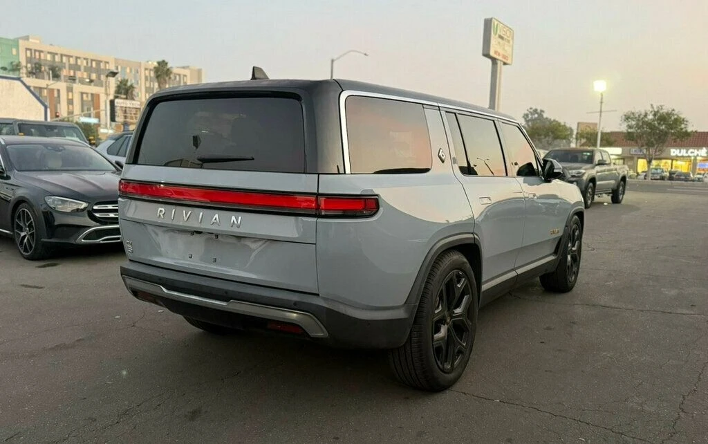 2022 Rivian R1S - Image 3 of 21
