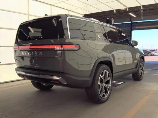 2022 Rivian R1S - Image 3 of 7