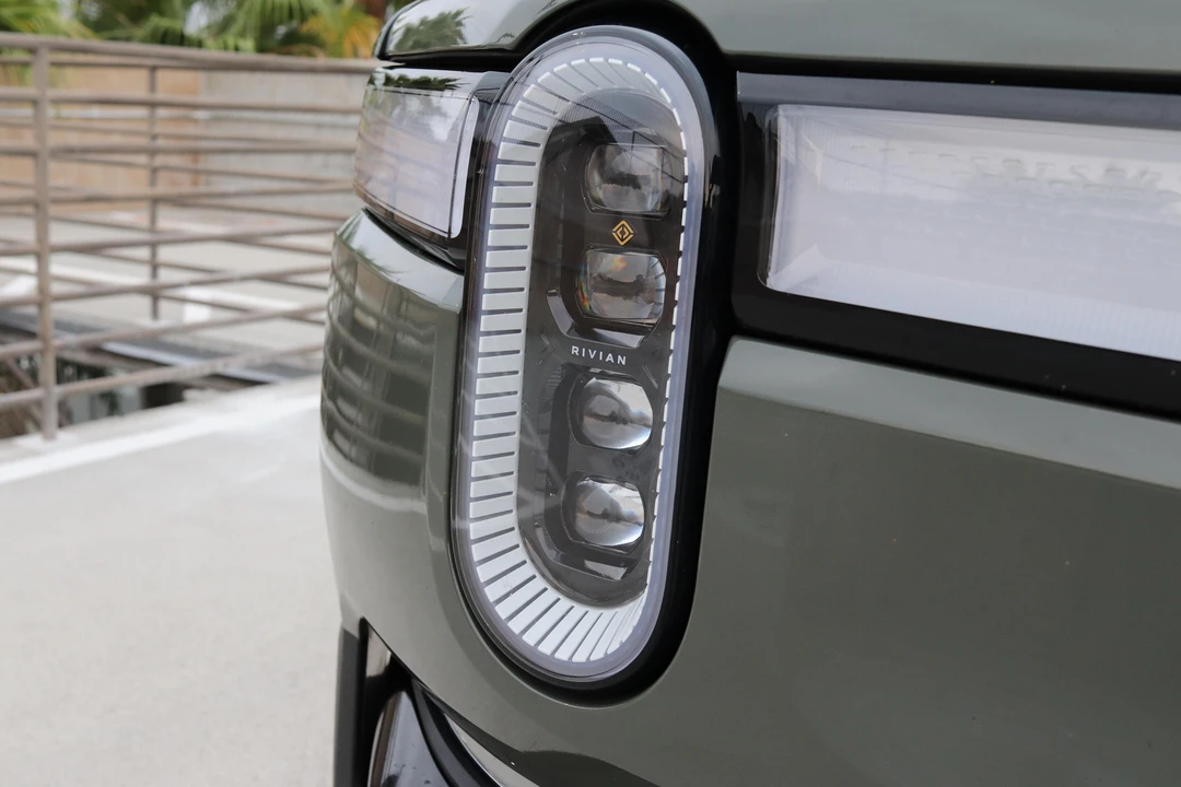 2022 Rivian R1S - Image 17 of 21