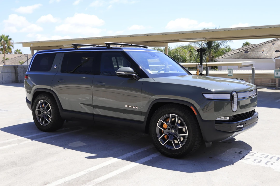 2022 Rivian R1S - Image 16 of 21