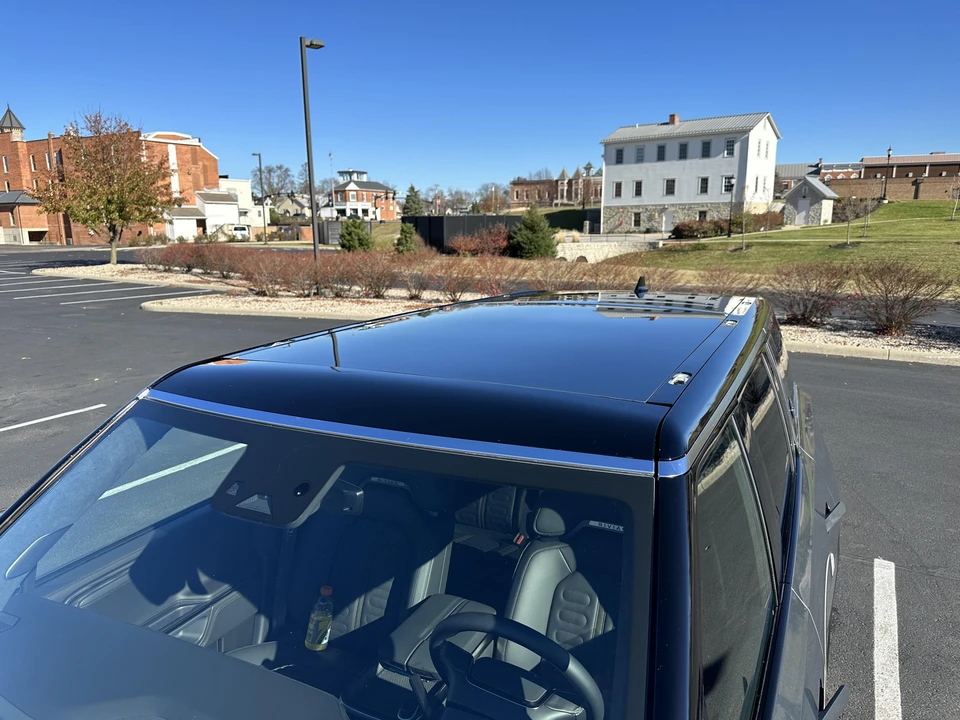 2022 Rivian R1S - Image 18 of 31