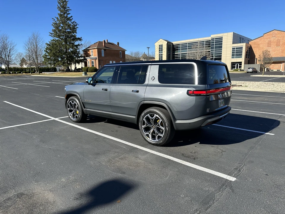 2022 Rivian R1S - Image 10 of 31