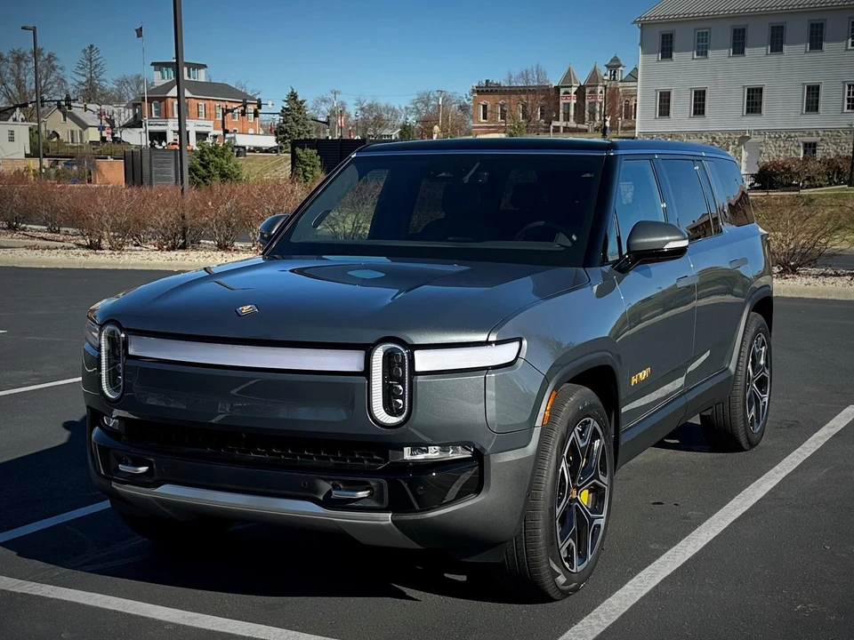 2022 Rivian R1S - Image 8 of 31