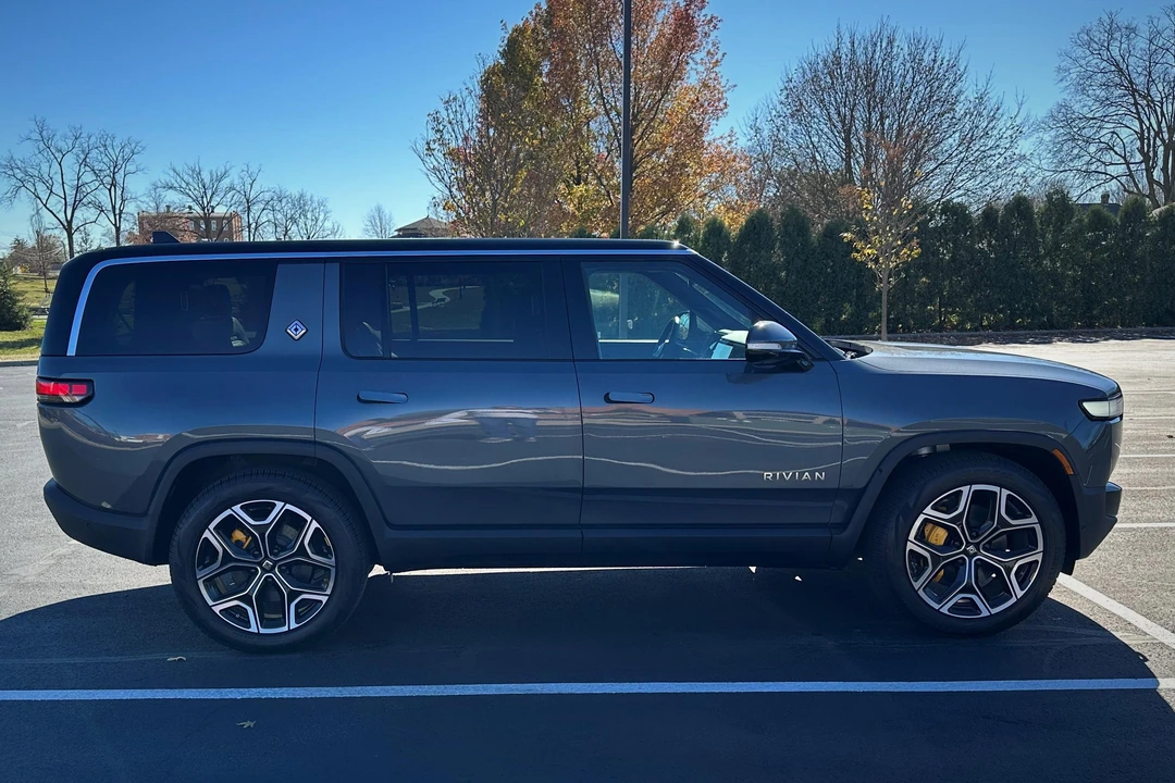 2022 Rivian R1S - Image 15 of 31