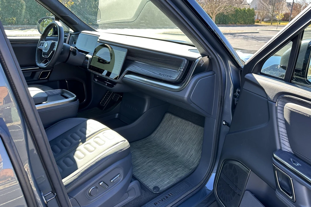 2022 Rivian R1S - Image 30 of 31