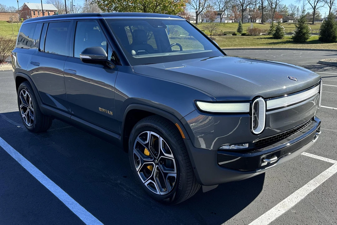 2022 Rivian R1S - Image 2 of 31