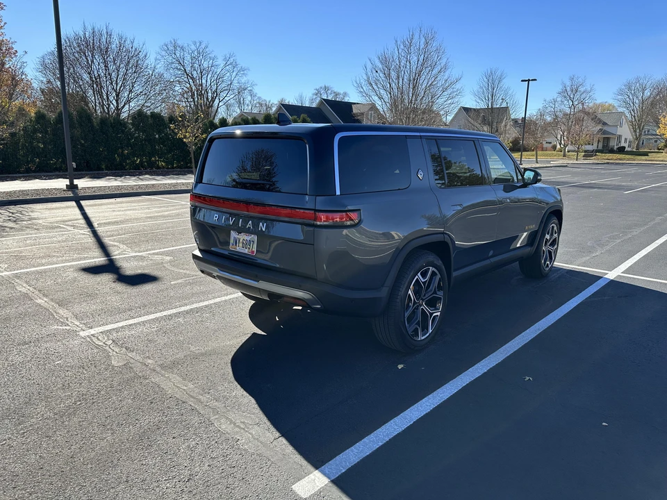 2022 Rivian R1S - Image 12 of 31