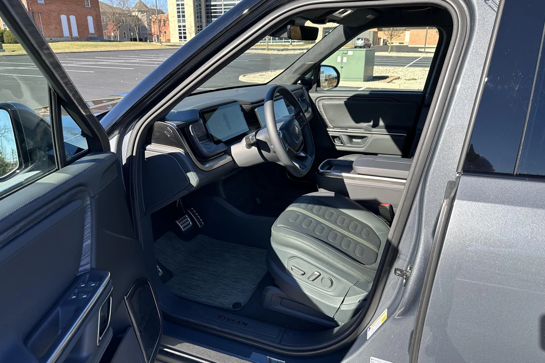 2022 Rivian R1S - Image 29 of 31