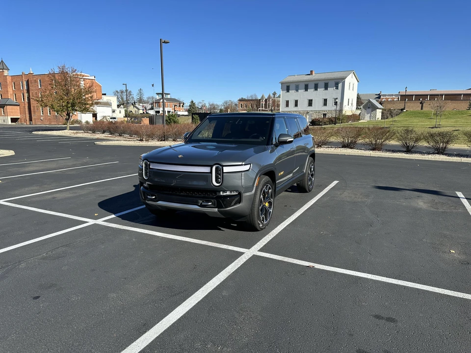 2022 Rivian R1S - Image 7 of 31