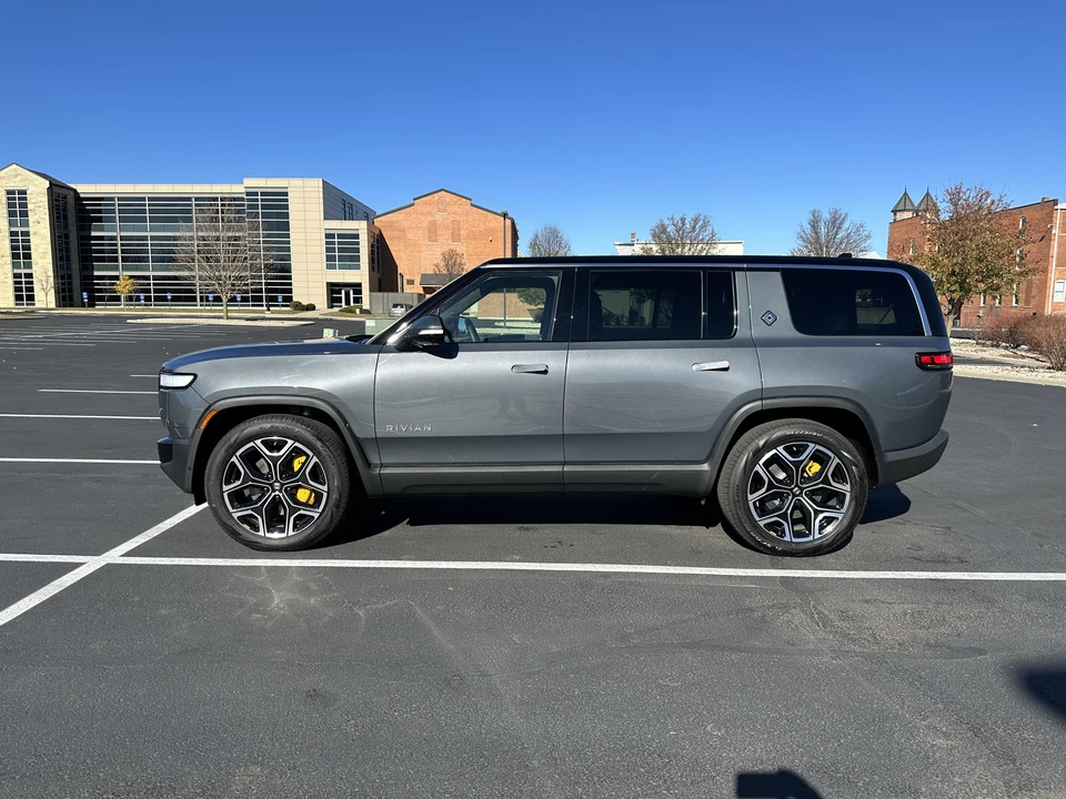 2022 Rivian R1S - Image 9 of 31