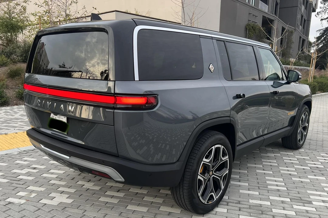 2022 Rivian R1S - Image 9 of 31