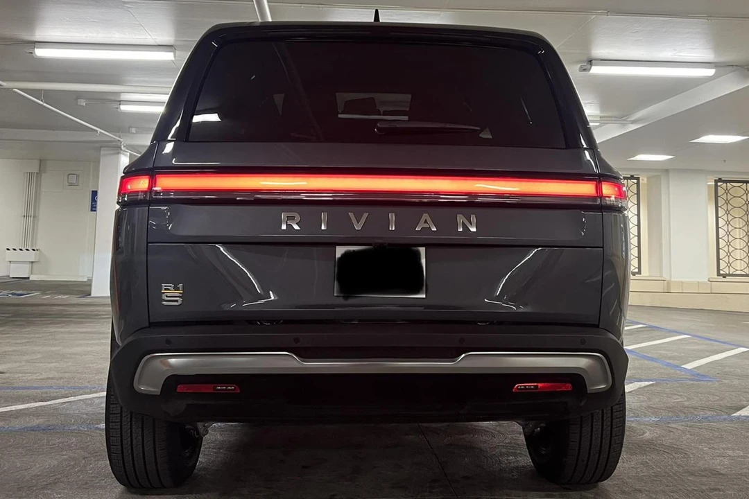 2022 Rivian R1S - Image 5 of 31