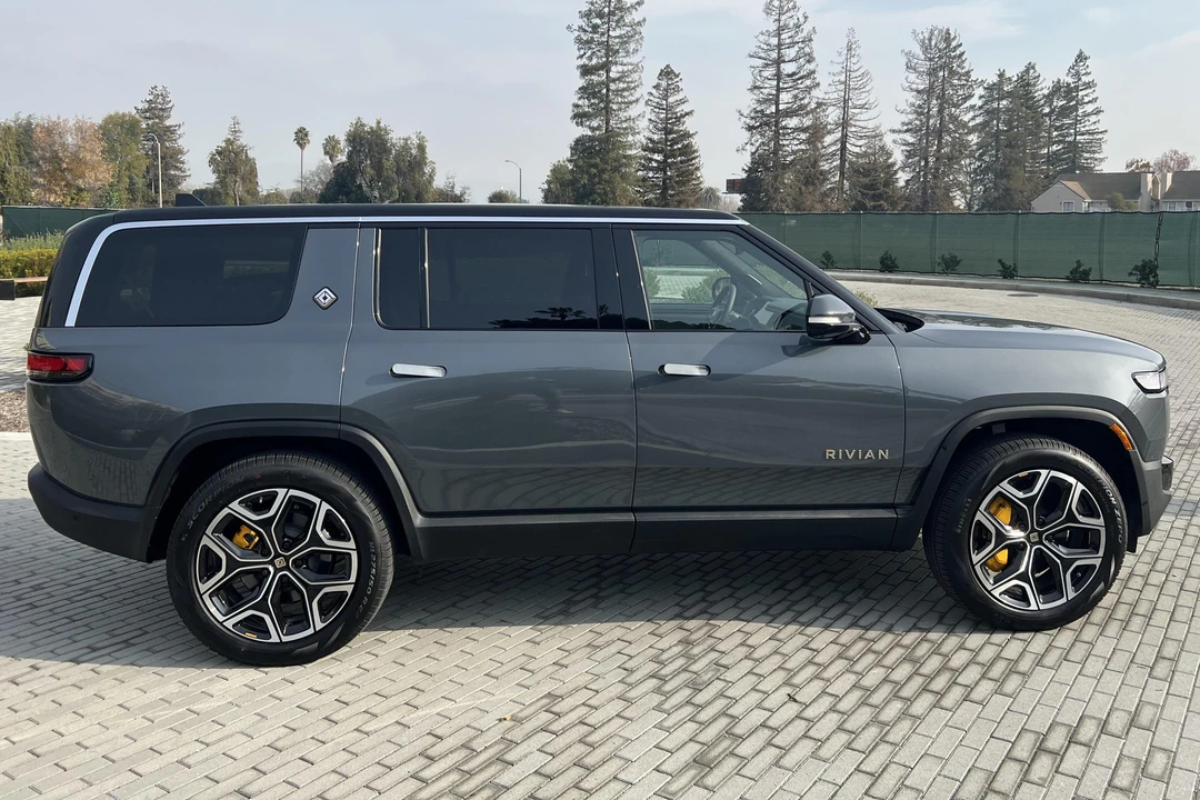 2022 Rivian R1S - Image 3 of 31