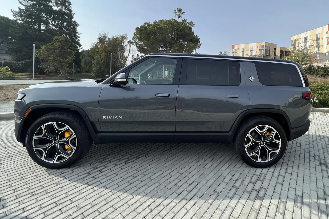 2022 Rivian R1S - Image 4 of 31