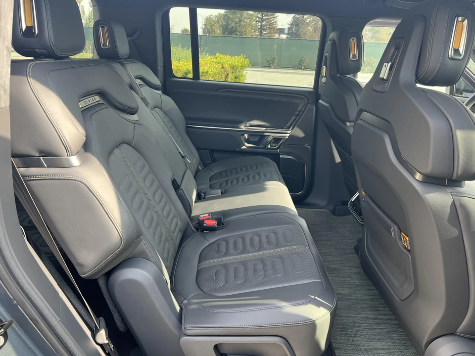 2022 Rivian R1S - Image 28 of 31