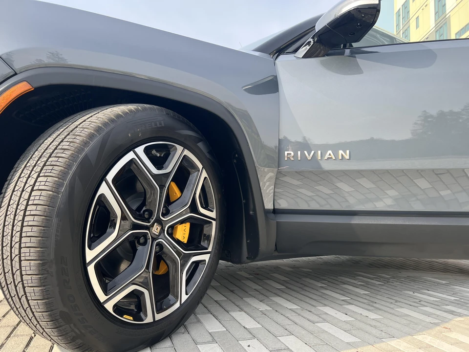 2022 Rivian R1S - Image 16 of 31
