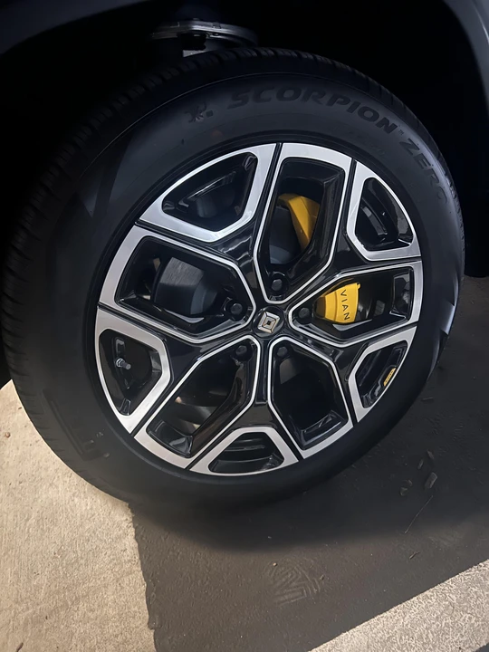 2022 Rivian R1S - Image 18 of 31