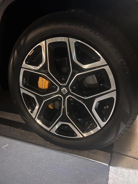 2022 Rivian R1S - Image 21 of 31