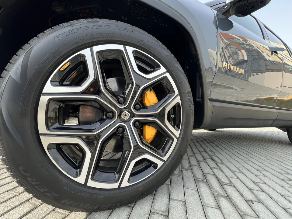 2022 Rivian R1S - Image 17 of 31