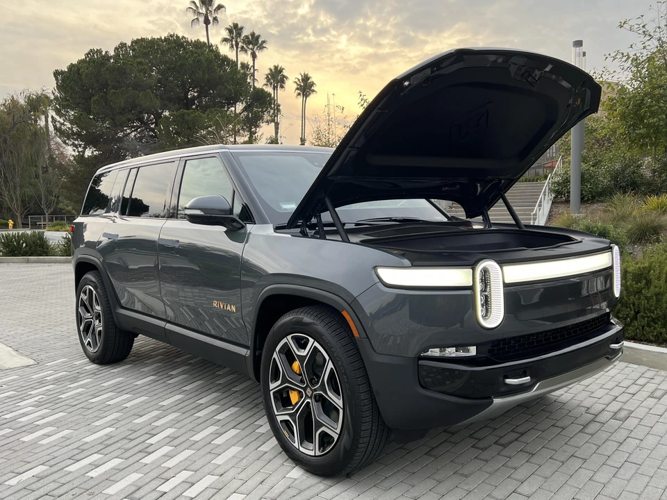 2022 Rivian R1S - Image 10 of 31