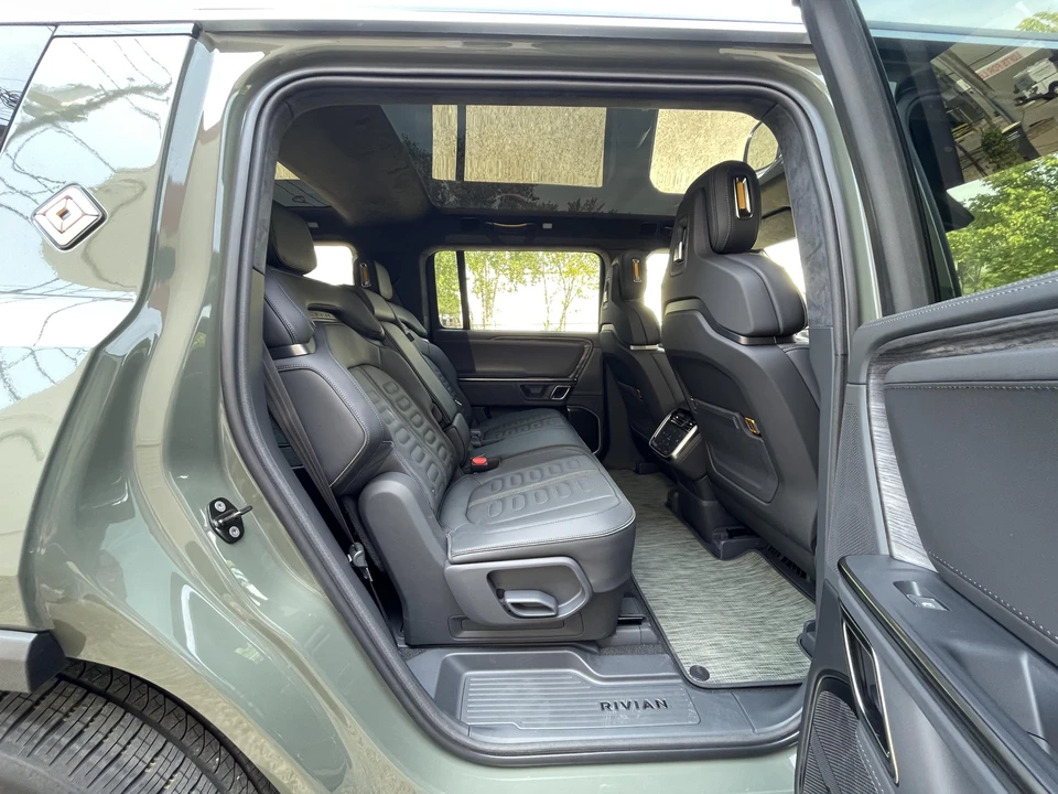2022 Rivian R1S - Image 28 of 31