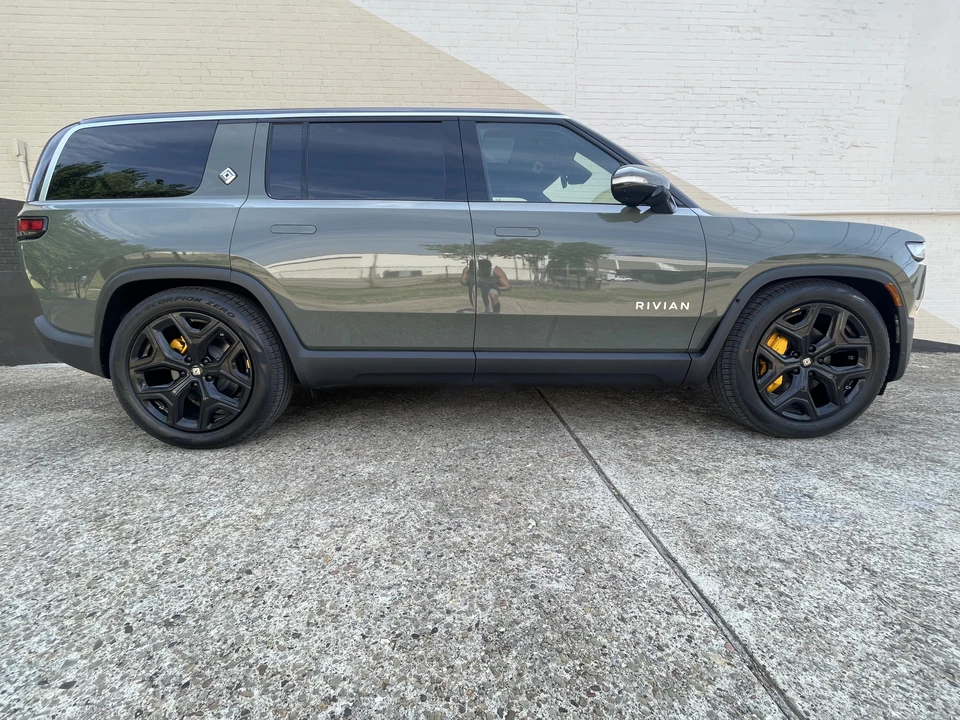2022 Rivian R1S - Image 12 of 31