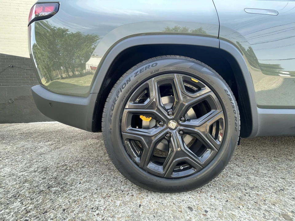 2022 Rivian R1S - Image 18 of 31