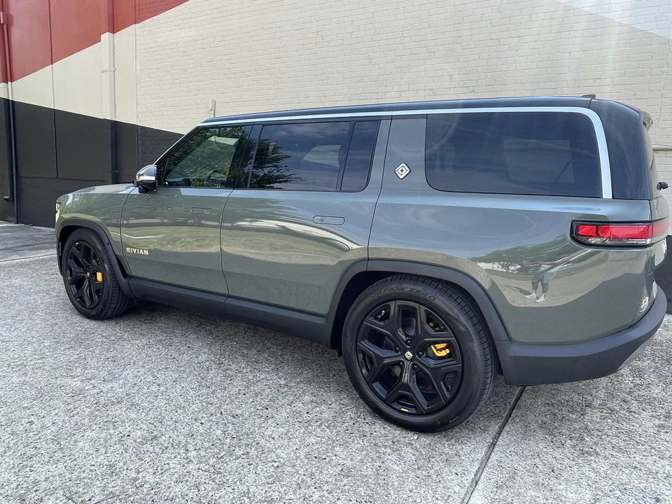 2022 Rivian R1S - Image 9 of 31