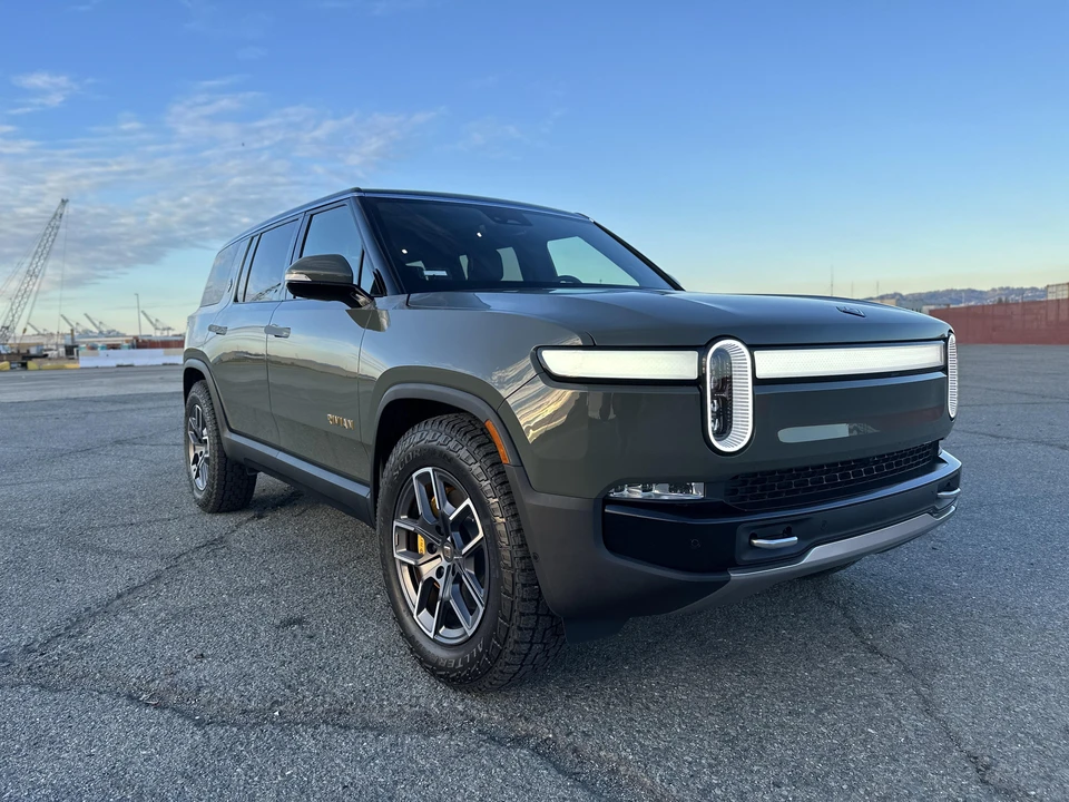 2022 Rivian R1S - Image 12 of 27