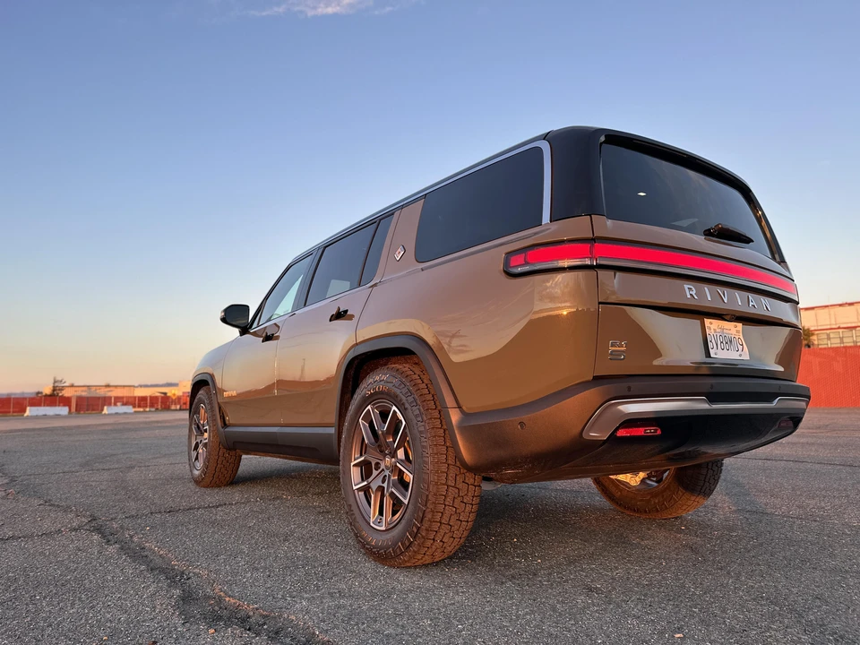 2022 Rivian R1S - Image 10 of 27