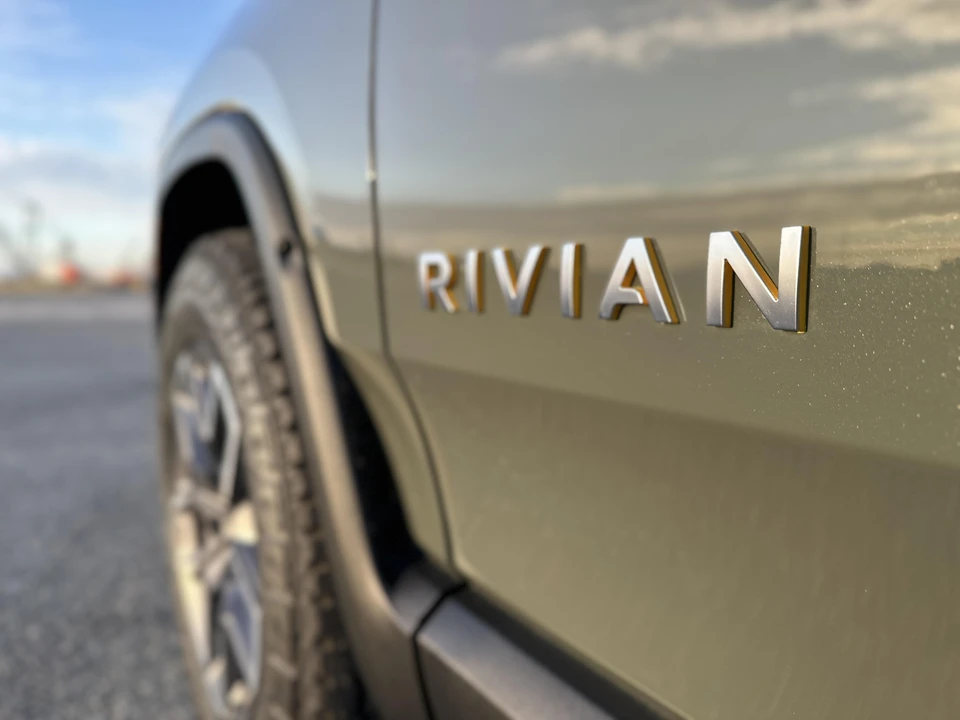 2022 Rivian R1S - Image 17 of 27