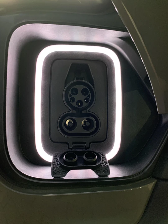 2022 Rivian R1S - Image 28 of 31