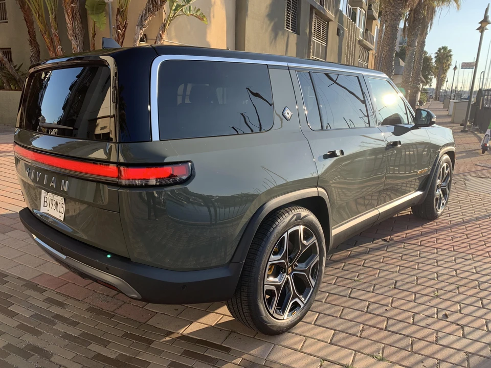 2022 Rivian R1S - Image 14 of 31