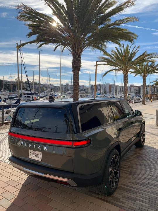 2022 Rivian R1S - Image 12 of 31