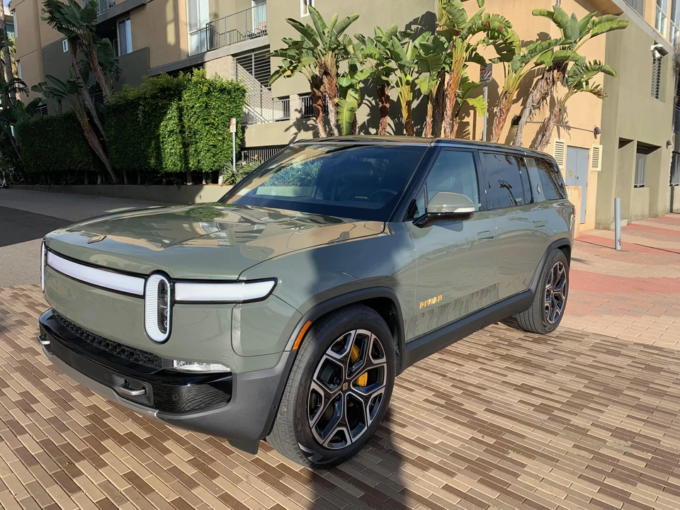 2022 Rivian R1S - Image 9 of 31