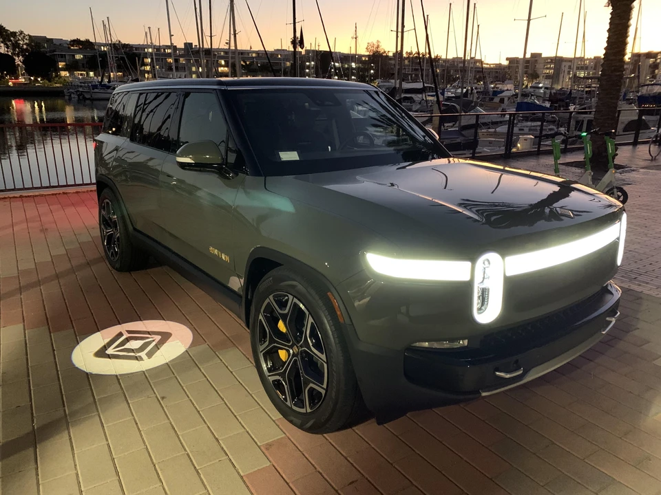 2022 Rivian R1S - Image 16 of 31