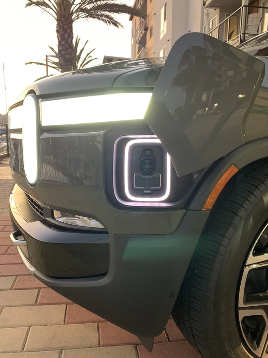2022 Rivian R1S - Image 27 of 31
