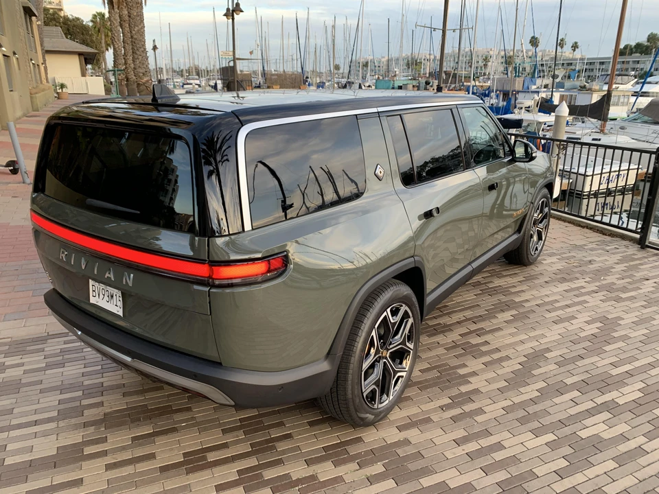2022 Rivian R1S - Image 13 of 31