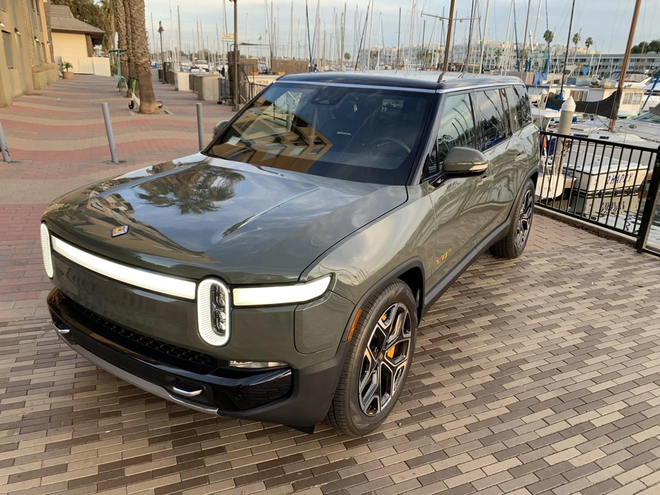 2022 Rivian R1S - Image 7 of 31