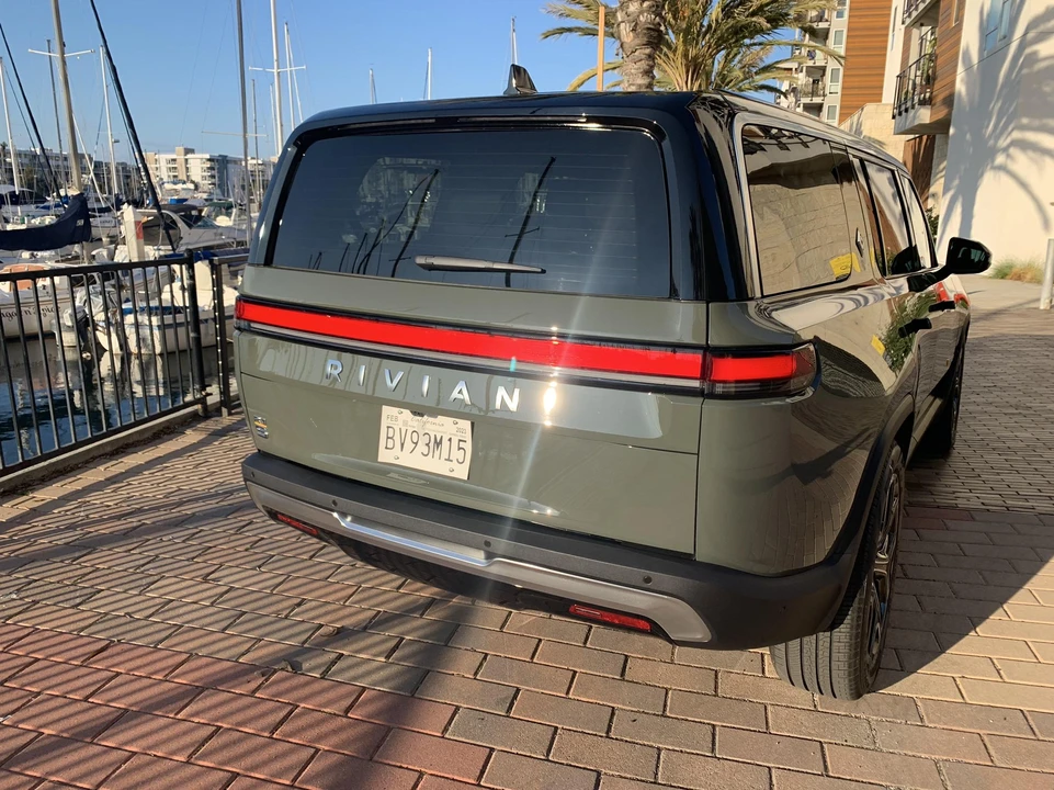 2022 Rivian R1S - Image 11 of 31