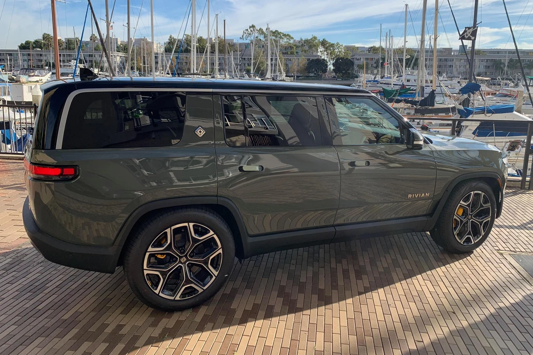 2022 Rivian R1S - Image 4 of 31