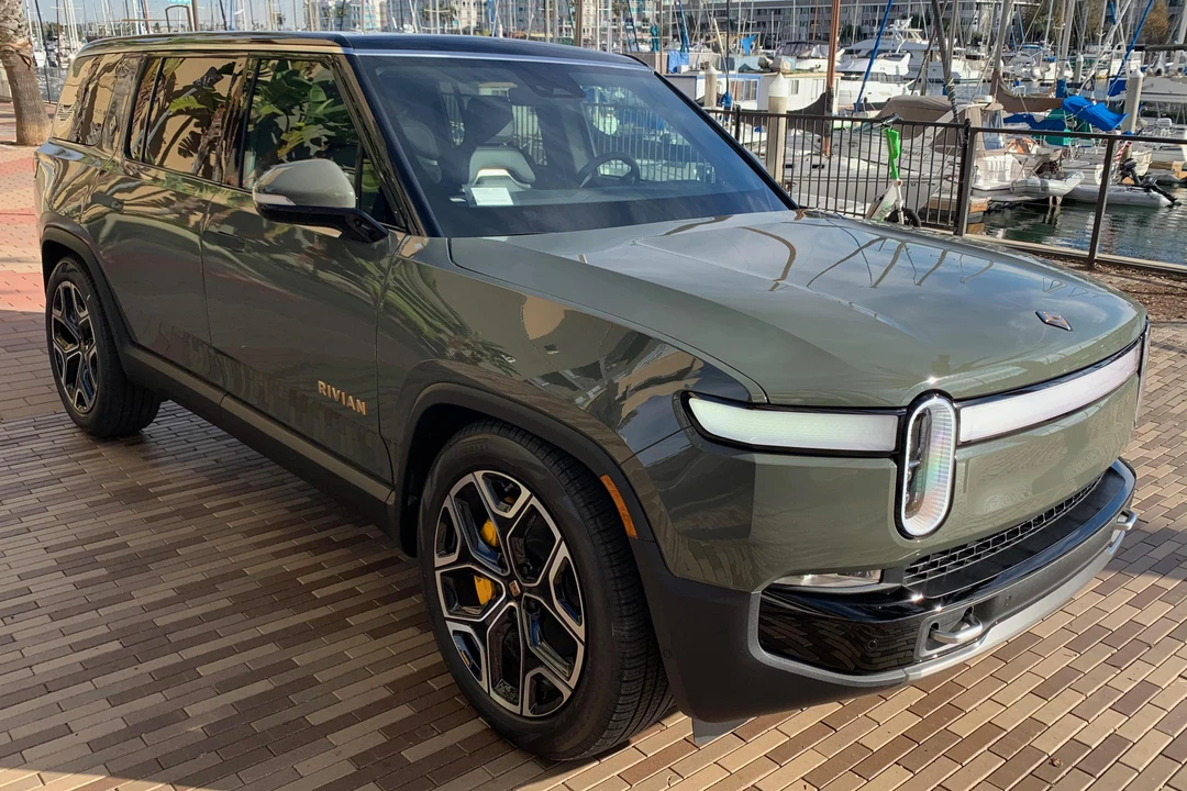 2022 Rivian R1S - Image 2 of 31