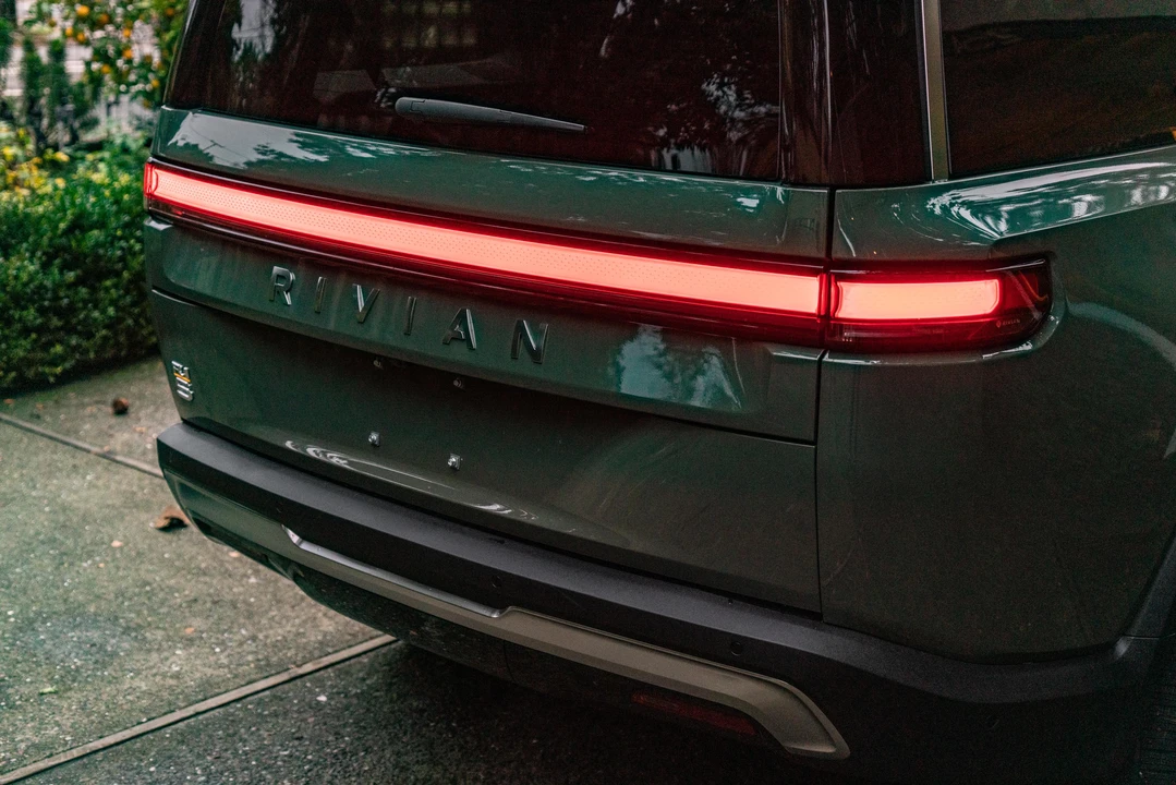 2022 Rivian R1S - Image 25 of 31
