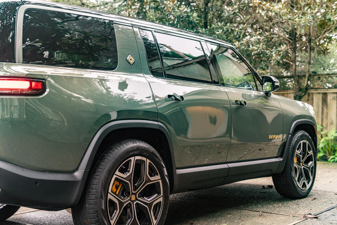 2022 Rivian R1S - Image 28 of 31