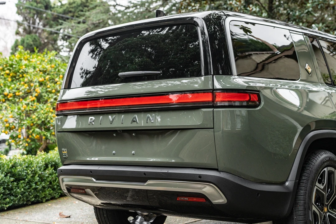 2022 Rivian R1S - Image 26 of 31